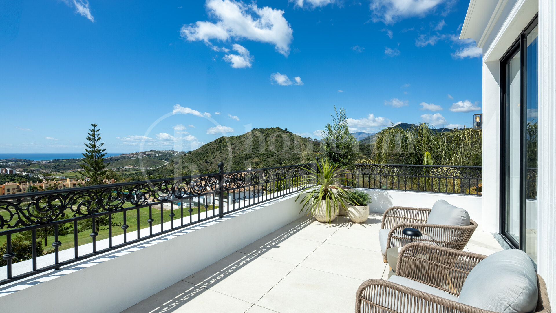 Discover Villa Fortuna, a stunningly renovated luxury villa situated in the prestigious gated community — photo 6